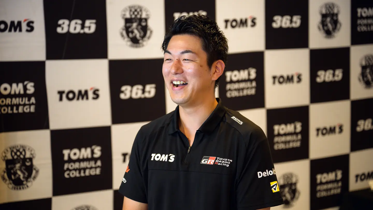 ホテルのドアマン、サーキットへ 「お客さまと一緒に勝利を味わえる喜び」